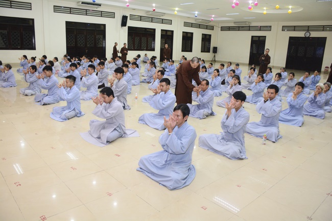 Learning about demeanor for Buddhists at the Pagoda