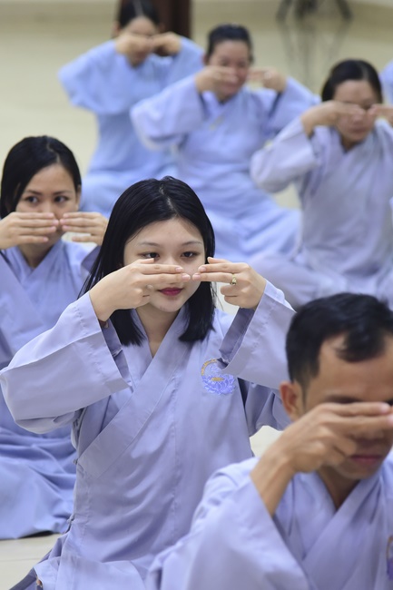 Learning about demeanor for Buddhists at the Pagoda