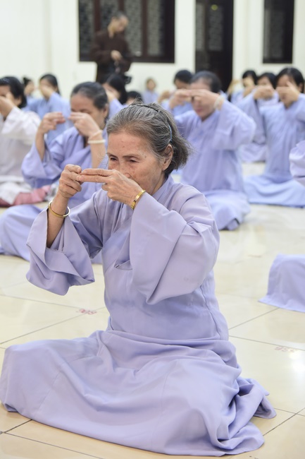 Learning about demeanor for Buddhists at the Pagoda