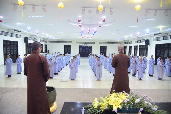 Learning about demeanor for Buddhists at the Pagoda