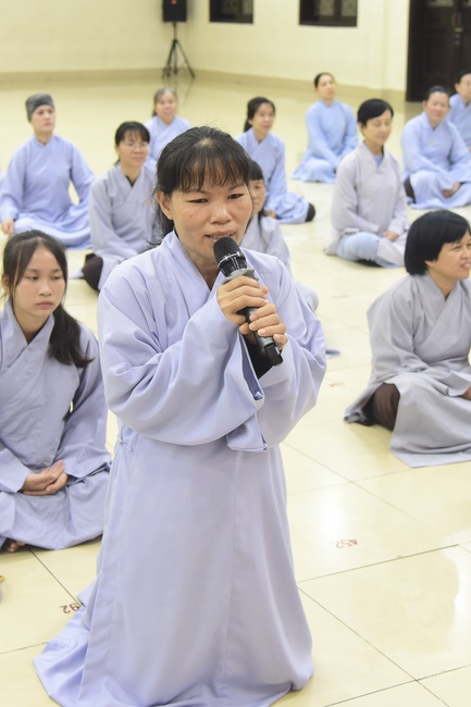 Learning about demeanor for Buddhists at the Pagoda