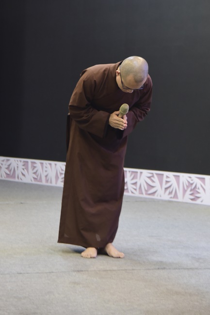 Learning about demeanor for Buddhists at the Pagoda