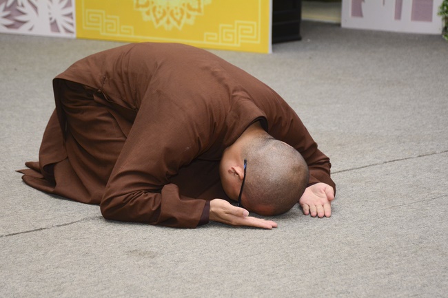 Learning about demeanor for Buddhists at the Pagoda