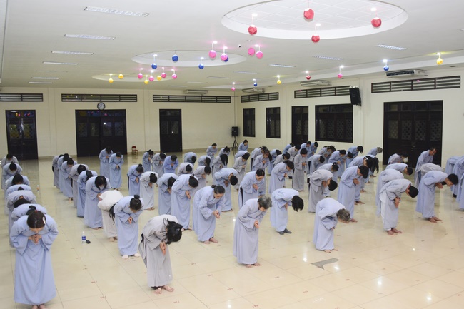 Learning about demeanor for Buddhists at the Pagoda