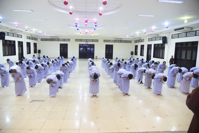 Learning about demeanor for Buddhists at the Pagoda