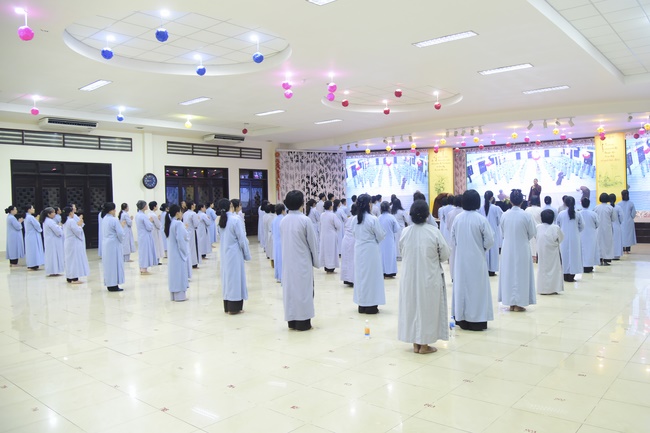 Learning about demeanor for Buddhists at the Pagoda