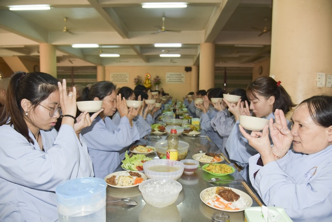 The rite of praying for rebirth and offering to Monks at Hoang Phap Pagoda