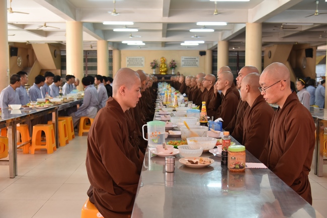 The rite of praying for rebirth and offering to Monks at Hoang Phap Pagoda