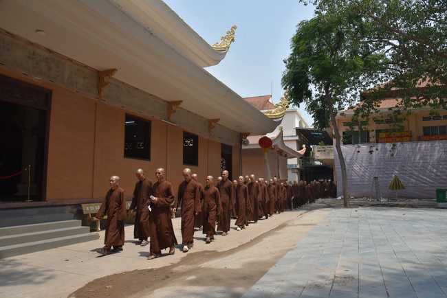 The rite of praying for rebirth and offering to Monks at Hoang Phap Pagoda
