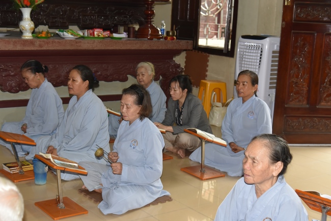 The rite of praying for rebirth and offering to Monks at Hoang Phap Pagoda