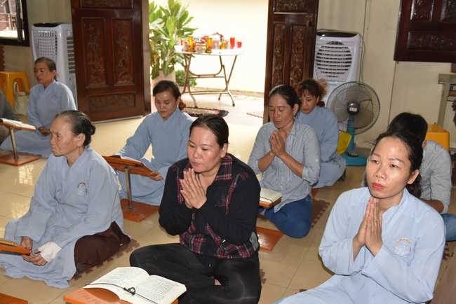The rite of praying for rebirth and offering to Monks at Hoang Phap Pagoda