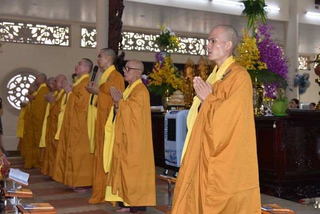 The rite of praying for rebirth and offering to Monks at Hoang Phap Pagoda