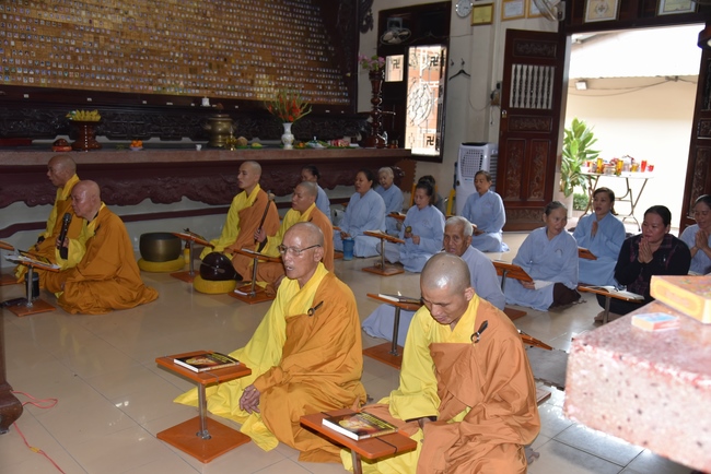 The rite of praying for rebirth and offering to Monks at Hoang Phap Pagoda