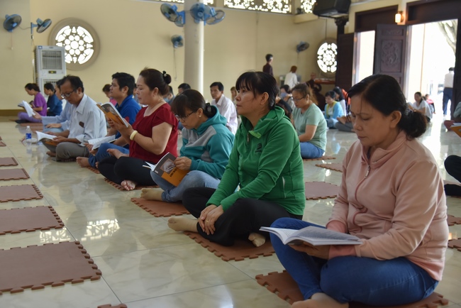 The rite of praying for rebirth and offering to Monks at Hoang Phap Pagoda