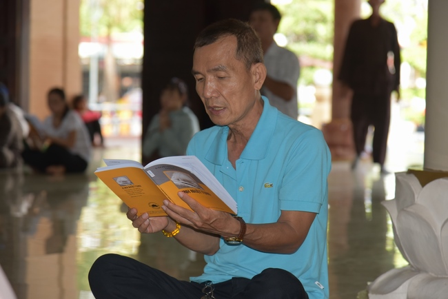 The rite of praying for rebirth and offering to Monks at Hoang Phap Pagoda