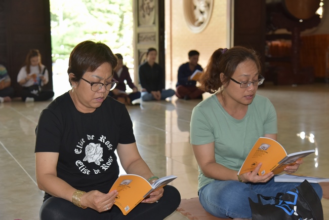 The rite of praying for rebirth and offering to Monks at Hoang Phap Pagoda