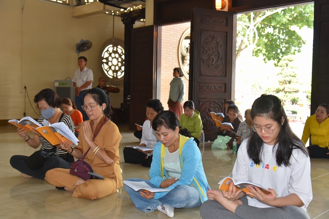 The rite of praying for rebirth and offering to Monks at Hoang Phap Pagoda