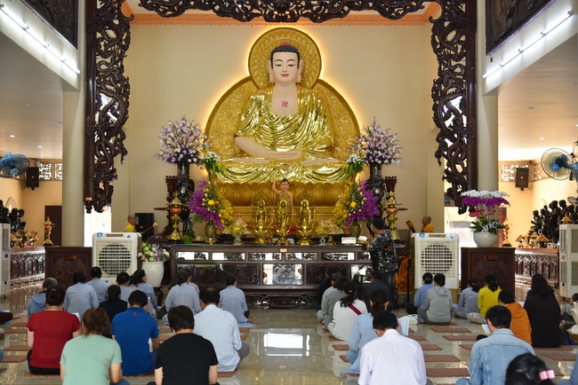 The rite of praying for rebirth and offering to Monks at Hoang Phap Pagoda