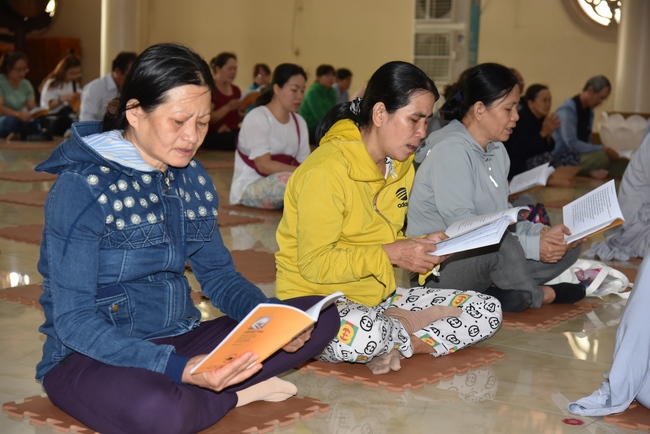 The rite of praying for rebirth and offering to Monks at Hoang Phap Pagoda