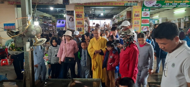 Releasing creatures and charity at Dong Cao pagoda, Thanh Hoa