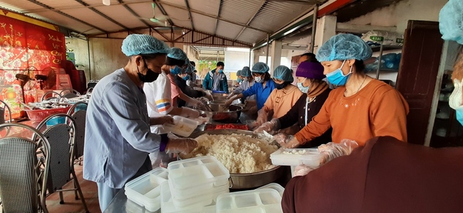 Releasing creatures and charity at Dong Cao pagoda, Thanh Hoa