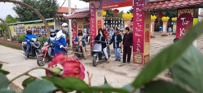 Releasing creatures and charity at Dong Cao pagoda, Thanh Hoa