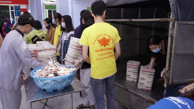 Releasing creatures and charity at Dong Cao pagoda, Thanh Hoa