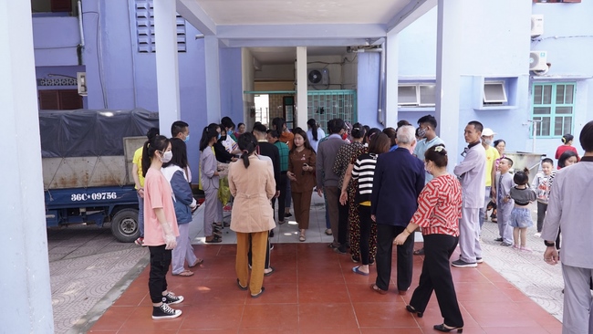 Releasing creatures and charity at Dong Cao pagoda, Thanh Hoa