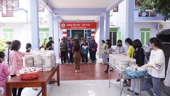 Releasing creatures and charity at Dong Cao pagoda, Thanh Hoa