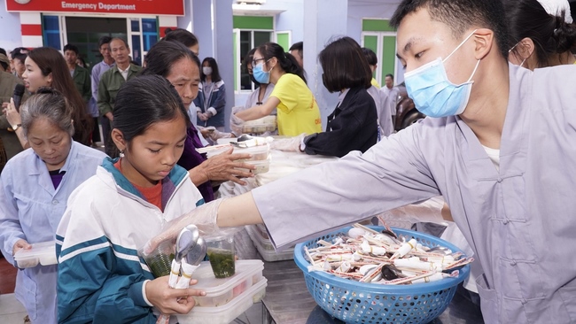 Releasing creatures and charity at Dong Cao pagoda, Thanh Hoa