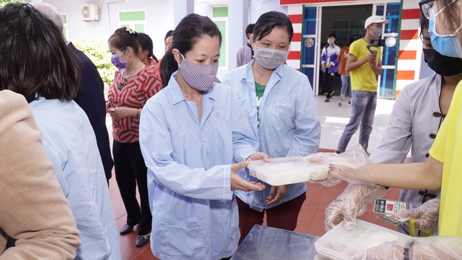 Releasing creatures and charity at Dong Cao pagoda, Thanh Hoa