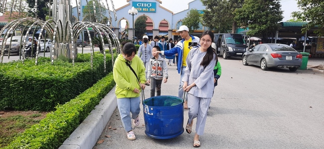 Releasing creatures and charity at Dong Cao pagoda, Thanh Hoa