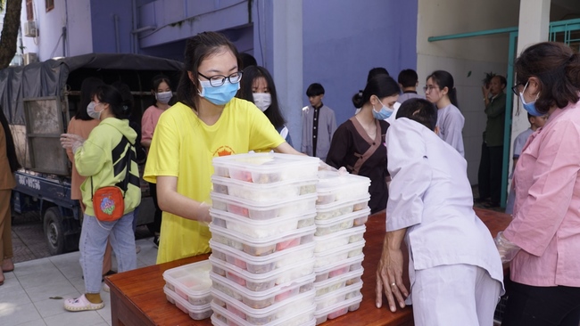 Releasing creatures and charity at Dong Cao pagoda, Thanh Hoa