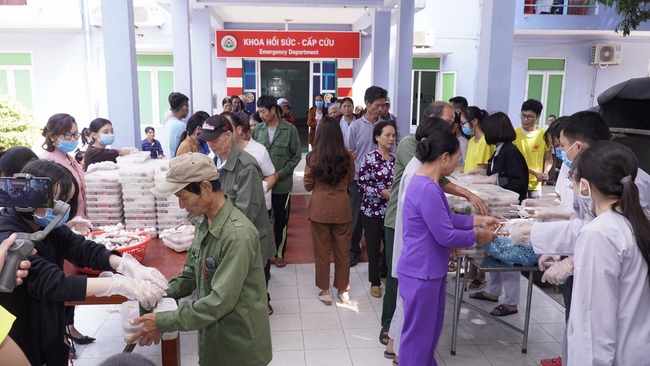 Releasing creatures and charity at Dong Cao pagoda, Thanh Hoa