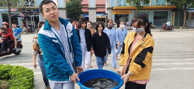 Releasing creatures and charity at Dong Cao pagoda, Thanh Hoa