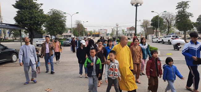 Releasing creatures and charity at Dong Cao pagoda, Thanh Hoa