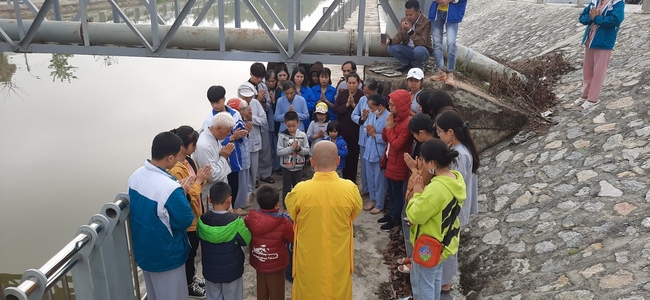 Releasing creatures and charity at Dong Cao pagoda, Thanh Hoa