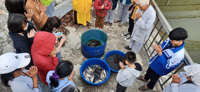 Releasing creatures and charity at Dong Cao pagoda, Thanh Hoa