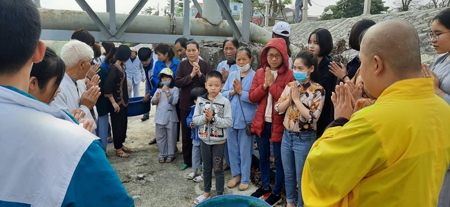 Releasing creatures and charity at Dong Cao pagoda, Thanh Hoa
