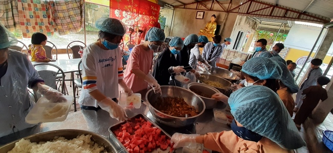 Releasing creatures and charity at Dong Cao pagoda, Thanh Hoa
