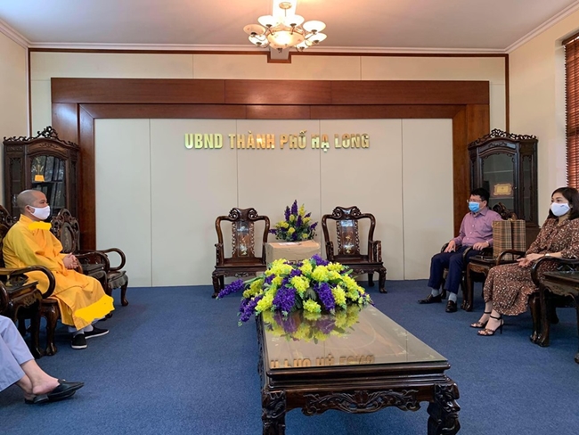 Offering medical Masks to the People's Committee of Ha Long City and Binh Lieu District of Tieu Dao pagoda