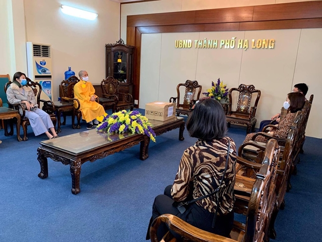 Offering medical Masks to the People's Committee of Ha Long City and Binh Lieu District of Tieu Dao pagoda
