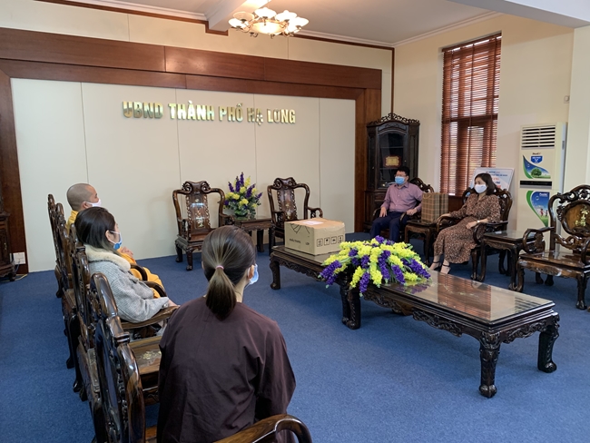 Offering medical Masks to the People's Committee of Ha Long City and Binh Lieu District of Tieu Dao pagoda