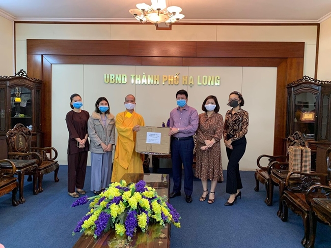 Offering medical Masks to the People's Committee of Ha Long City and Binh Lieu District of Tieu Dao pagoda