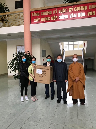 Offering medical Masks to the People's Committee of Ha Long City and Binh Lieu District of Tieu Dao pagoda
