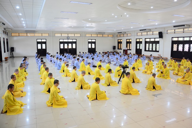 Only I myself can help me..... - Dharma Talk in the Seven-Day Special Retreat