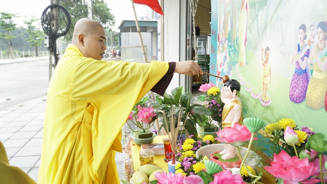 Visiting the models of Lumbini garden at Buddhists' houses of Dong Cao Pagoda