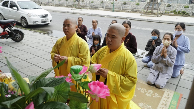 Visiting the models of Lumbini garden at Buddhists' houses of Dong Cao Pagoda