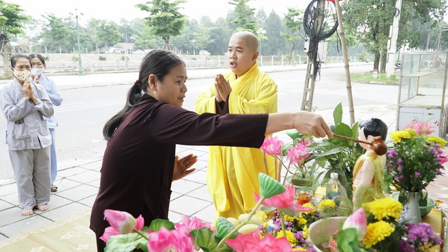 Visiting the models of Lumbini garden at Buddhists' houses of Dong Cao Pagoda