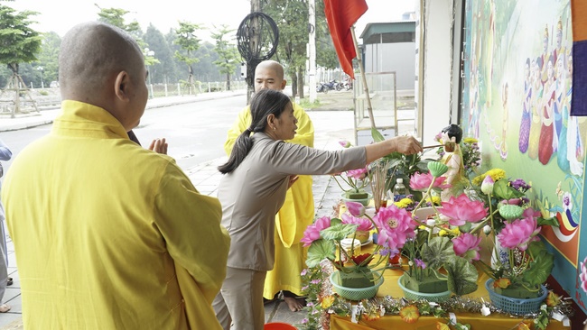 Visiting the models of Lumbini garden at Buddhists' houses of Dong Cao Pagoda